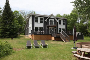 Entire Luxurious Waterfront Peninsula Cottage - 7 Bedroom with Hottub